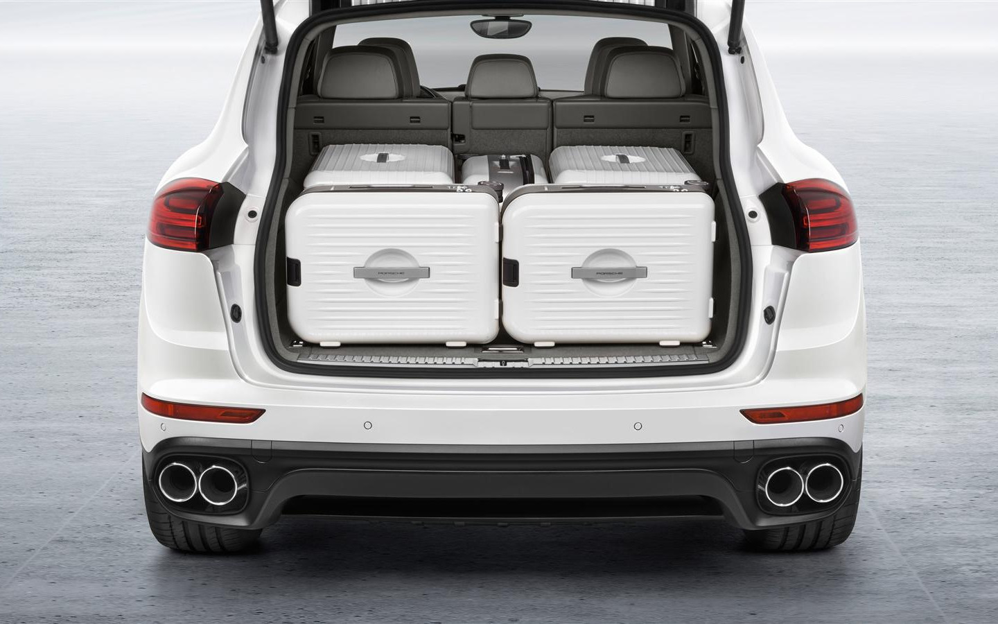 Comparison Porsche Cayenne S EHybrid 2018 vs Porsche Cayenne